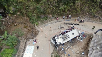 Lật xe 29 chỗ chở đoàn từ thiện tại Lào Cai, 7 người tử vong