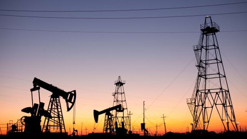 Giá xăng dầu hôm nay 28/12/2025: giá dầu thế giới tiếp tục đi xuống