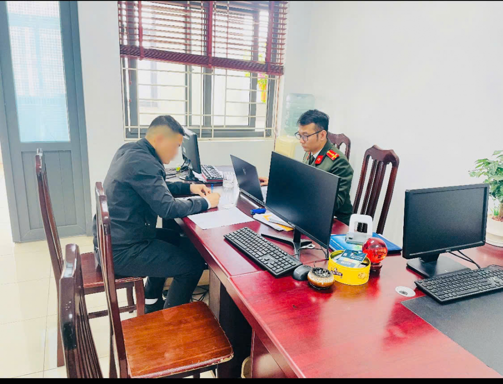 Công an xã Thường Tín làm việc với người vi phạm. Ảnh: CQCA