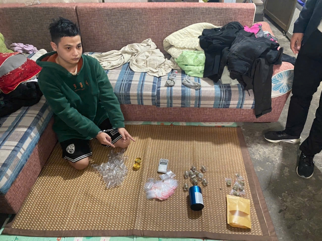 Đối tượng Nguyễn Quang Đức và tang vật. Ảnh: CQCA