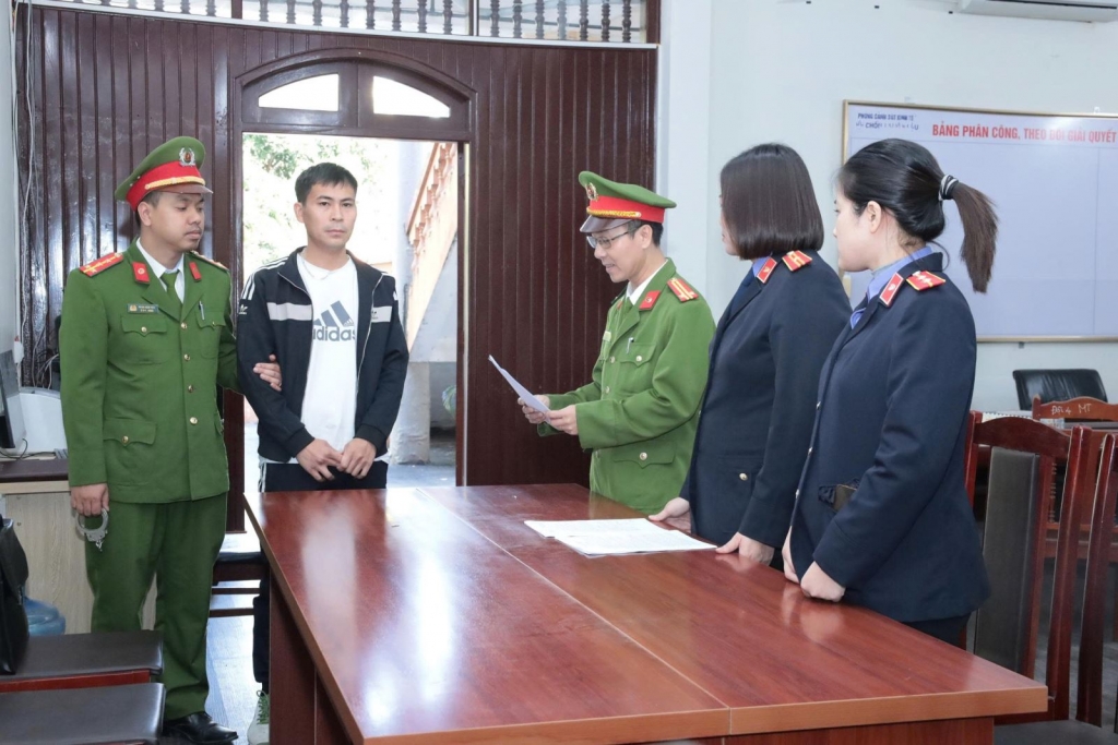 Cơ quan cảnh sát điều tra Công an tỉnh phối hợp với Viện kiểm sát nhân dân khu vực 1, tỉnh Hưng Yên tiến hành tống đạt các thủ tục tố tụng và thực hiện Lệnh bắt bị can để tạm giam đối với Nguyễn Văn Tuyền