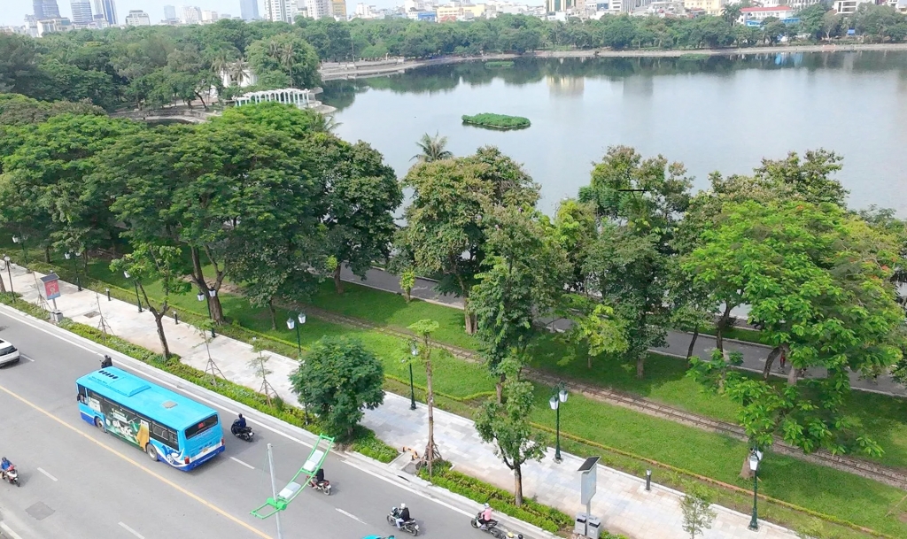 Công viên Thống Nhất trở thành công viên đầu tiên của Hà Nội được mở hoàn toàn hàng rào, tạo không gian công cộng thông suốt với các trục giao thông và khu dân cư xung quanh. Ảnh Triệu Tâm