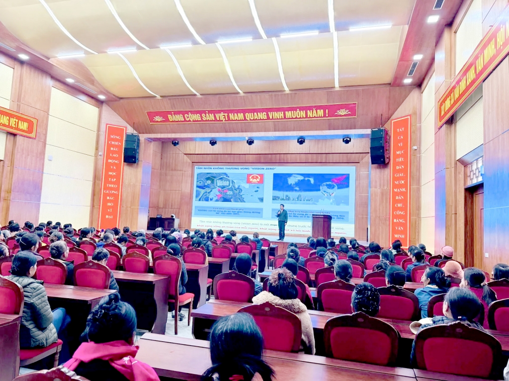 Báo cáo viên của Ban An toàn giao thông thành phố thuyết trình trước các hội viên phụ nữ xã Vân Đình. Ảnh CTV