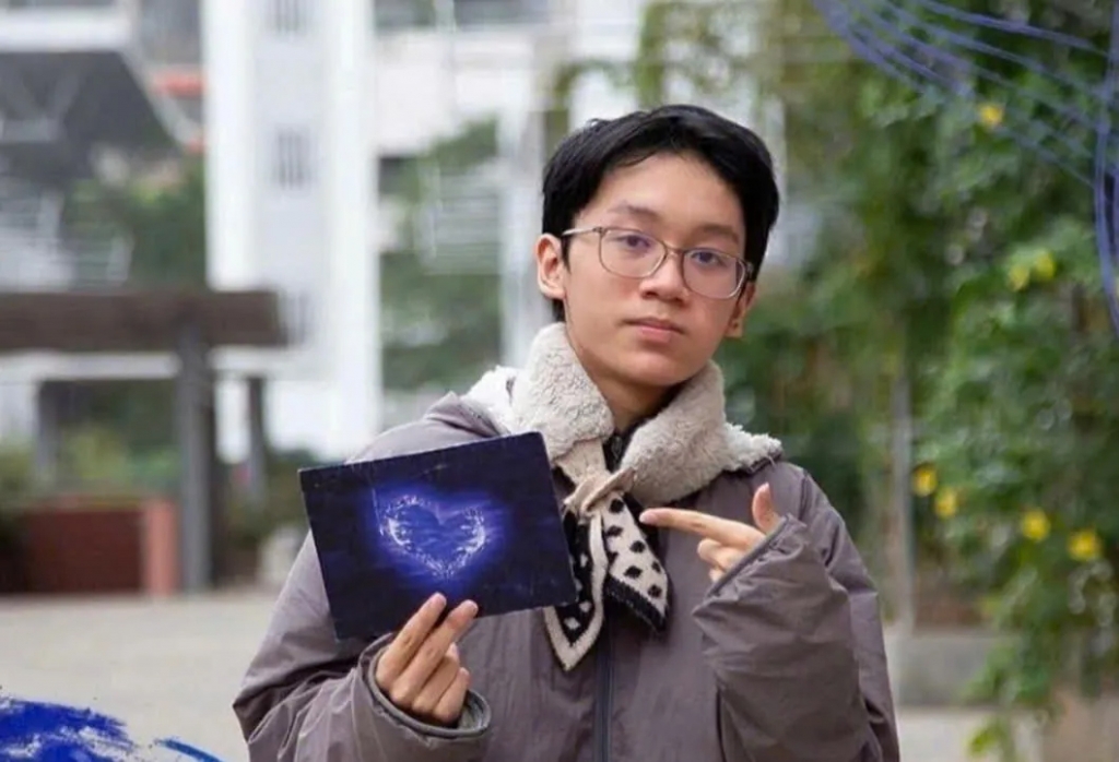 em Nguyễn Tuấn Anh - học sinh lớp 11 Anh 1, Trường THPT chuyên Hà Nội - Amsterdam