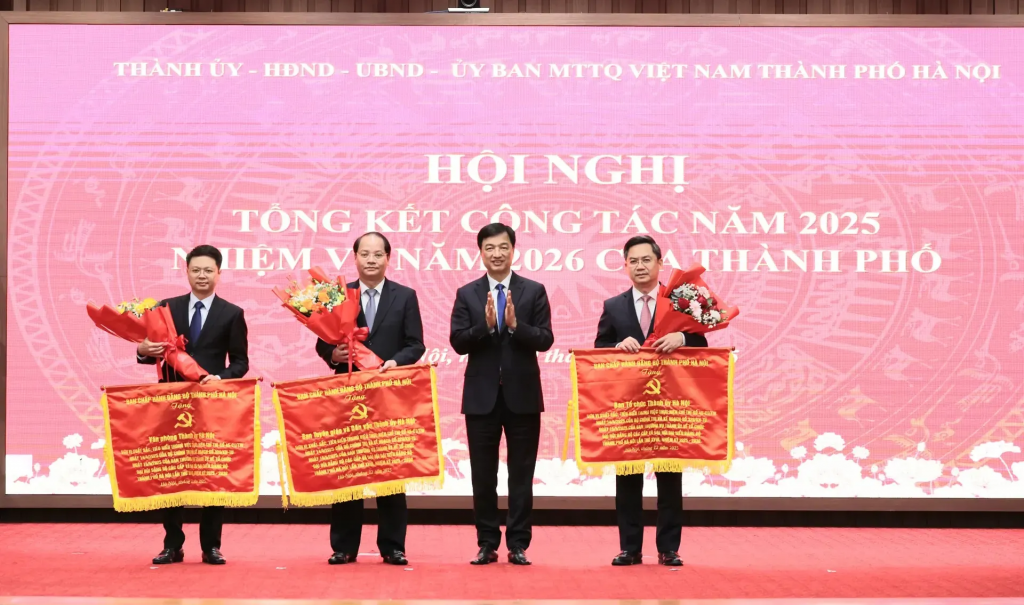 Ủy viên Bộ Chính trị, Bí thư Thành ủy Nguyễn Duy Ngọc trao Cờ thi đua cho các tập thể có thành tích xuất sắc về tổ chức Đại hội Đảng bộ các cấp và Đại hội XVIII Đảng bộ TP. Ủy viên Bộ Chính trị, Bí thư Thành ủy Nguyễn Duy Ngọc trao Cờ thi đua cho các tập thể có thành tích xuất sắc về tổ chức Đại hội Đảng bộ các cấp và Đại hội XVIII Đảng bộ TP.