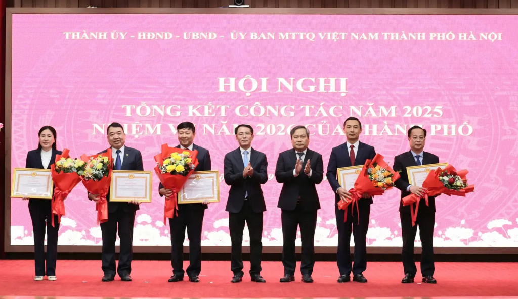 Phó Bí thư Thành uỷ, Chủ tịch UBND TP Vũ Đại Thắng và Phó Bí thư Thành ủy Nguyễn Trọng Đông trao Bằng khen của Ban Thường vụ Thành uỷ cho các tập thể, cá nhân xuất sắc trong thực hiện Nghị quyết số 18-NQ/TW ngày 25/10/2017 của Ban Chấp hành Trung ương Đảng (Khóa XII) về Bí thư Thành ủy Hà Nội Nguyễn Duy Ngọc: chủ đề hành động năm 2026 “Kỷ cương, chuyên nghiệp - Đột phá, sáng tạo - Hiệu quả, bền vững”