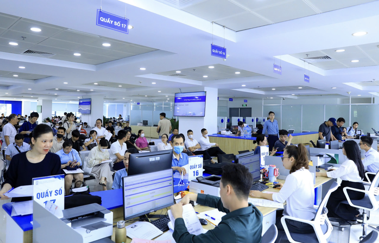 Người dân đến thực hiện TTHC tại Chi nhánh số 1 Trung tâm Phục vụ hành chính công Thành phố. Ảnh: Lê Hải