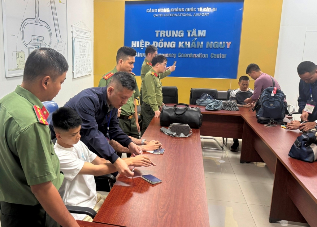 Các đối tượng bị bắt giữ tại Cảng hàng không quốc tế Cát Bi Hải Phòng. Ảnh: CQCA