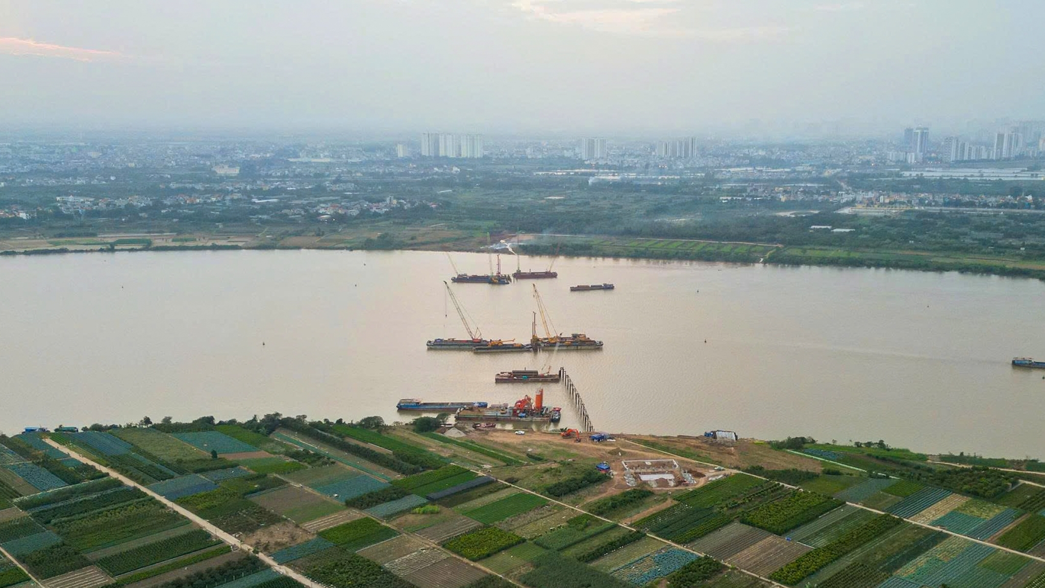 Toàn cảnh Đại công trường cầu Ngọc Hồi hình thành trục kết nối mới qua sông Hồng