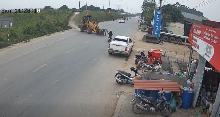 Phú Thọ: khởi tố, bắt giam lái máy múc và chủ xe gây tai nạn ở xã Tam Nông