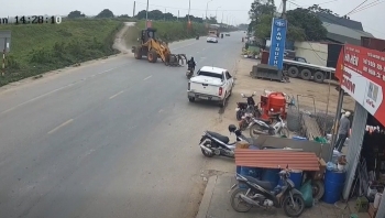 Phú Thọ: khởi tố, bắt giam lái máy múc và chủ xe gây tai nạn ở xã Tam Nông