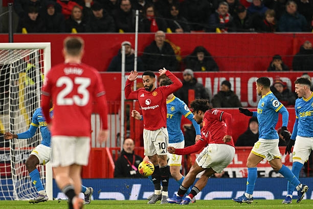 Man Utd lại đánh rơi chiến thắng trên sân nhà Old Trafford