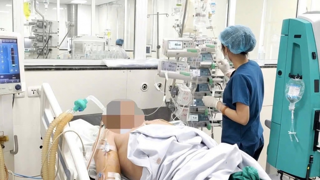 Sốt xuất huyết Dengue biến chứng nặng ở người có nhiều bệnh nền