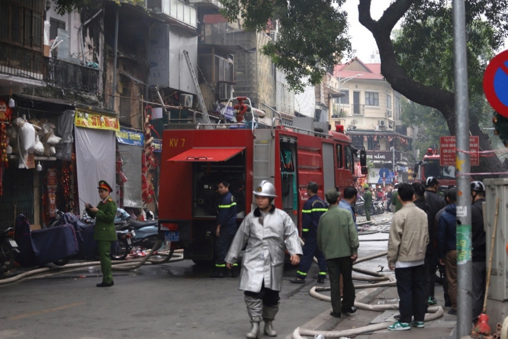 Lực lượng Cảnh sát PCCC và CNCH triển khai phương tiện, dập tắt đám cháy. Lực lượng Cảnh sát PCCC và CNCH triển khai phương tiện, dập tắt đám cháy.