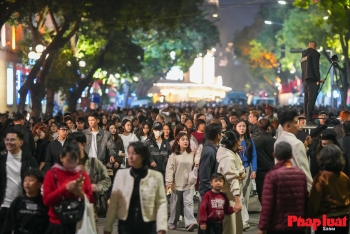 Phố đi bộ Hồ Gươm kín dòng người chờ khoảnh khắc giao thừa