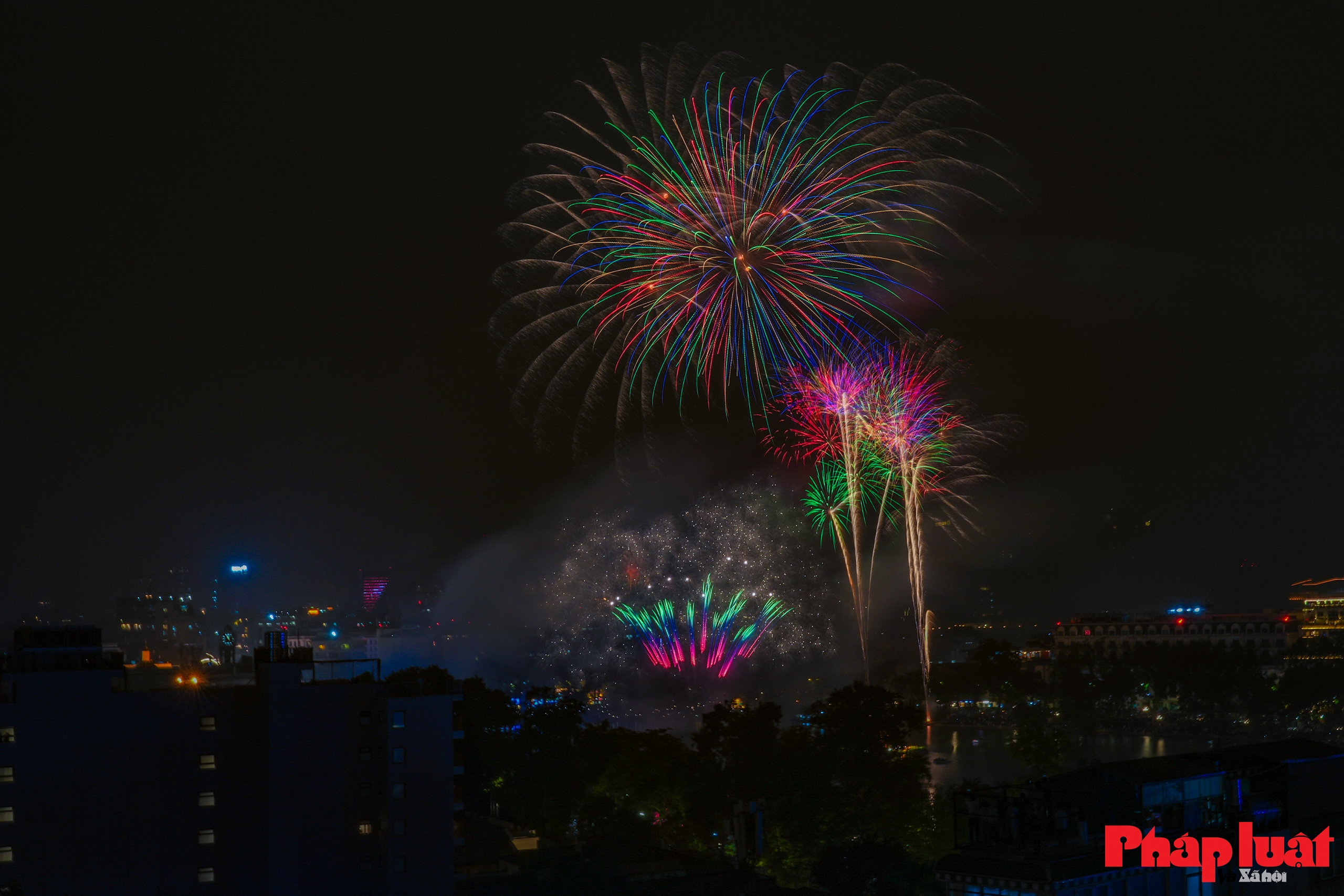 Pháo hoa rực sáng bầu trời, Hà Nội đón thời khắc năm mới 2026
