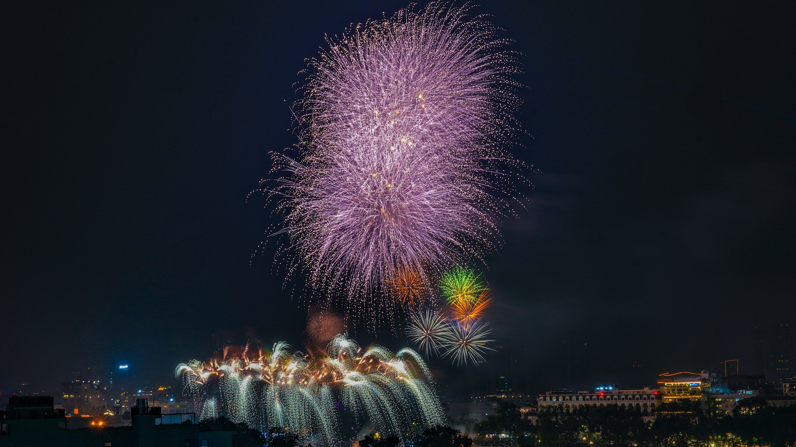 Pháo hoa rực sáng bầu trời, Hà Nội đón thời khắc năm mới 2026