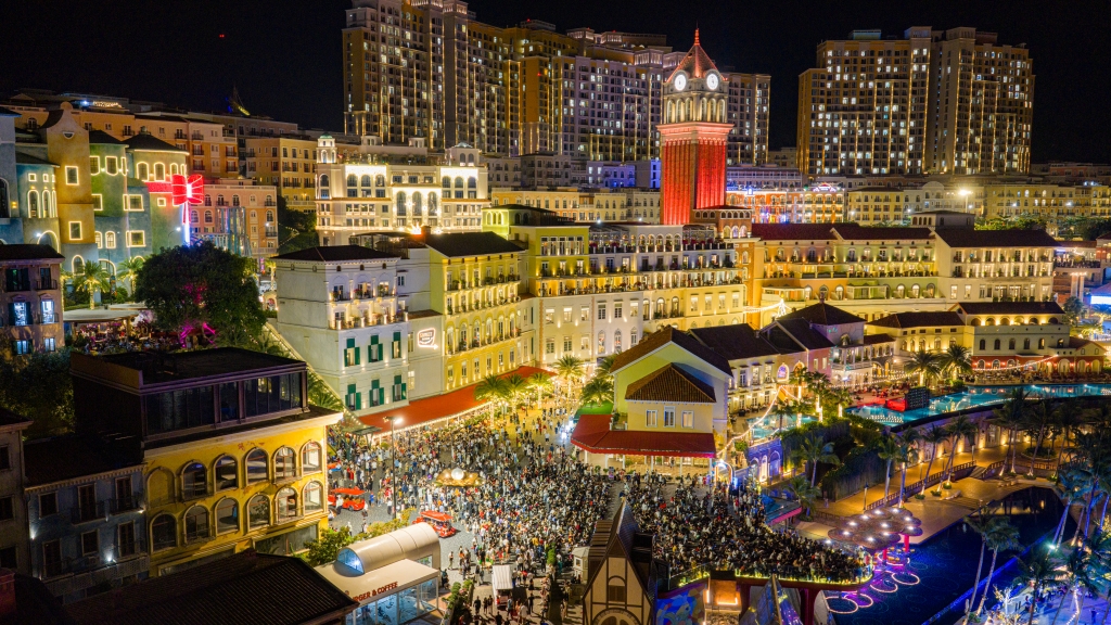 Các điểm đến tấp nập du khách ngày đầu năm