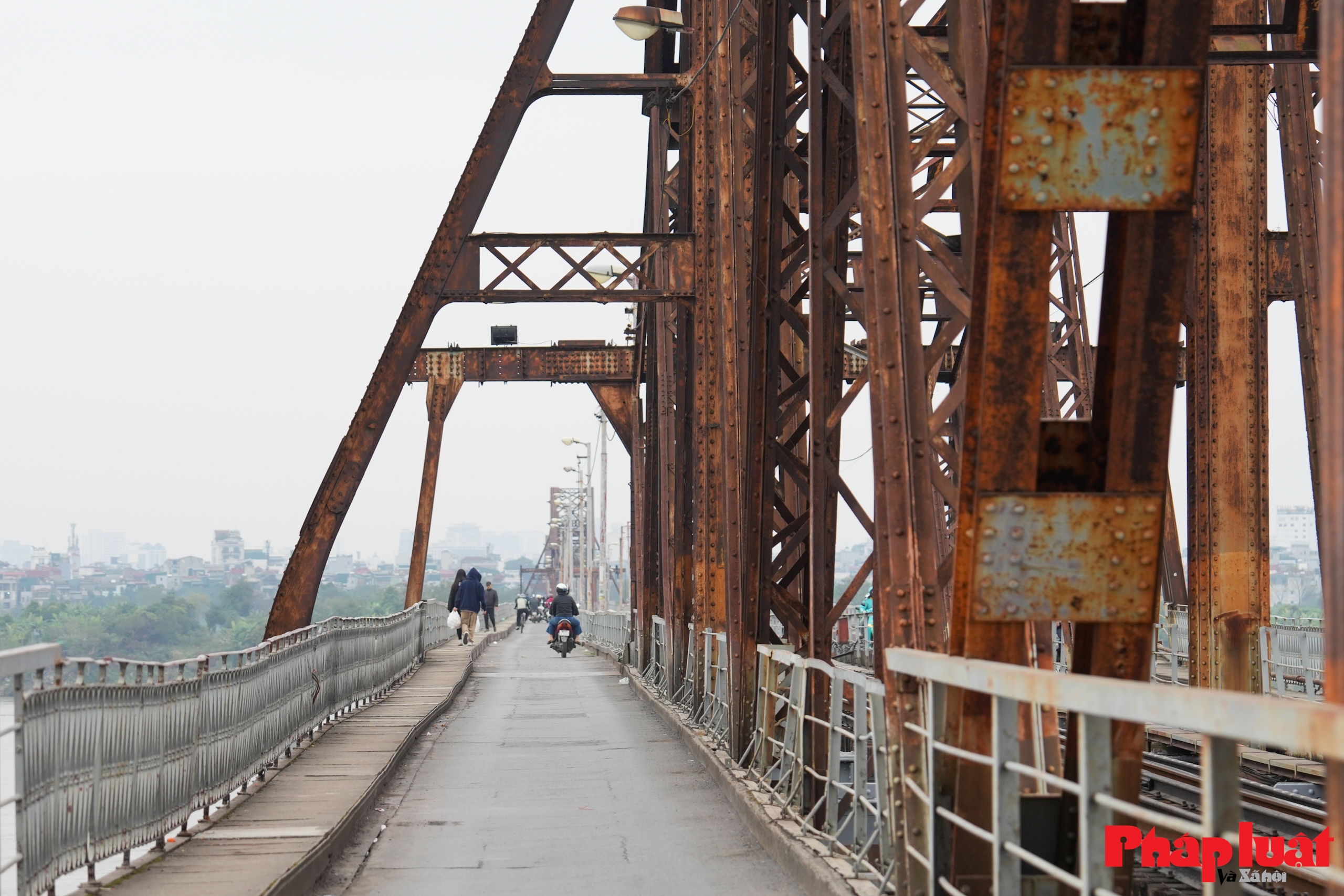 Cầu Long Biên chính thức lưu thông trở lại sau 61 ngày sửa chữa