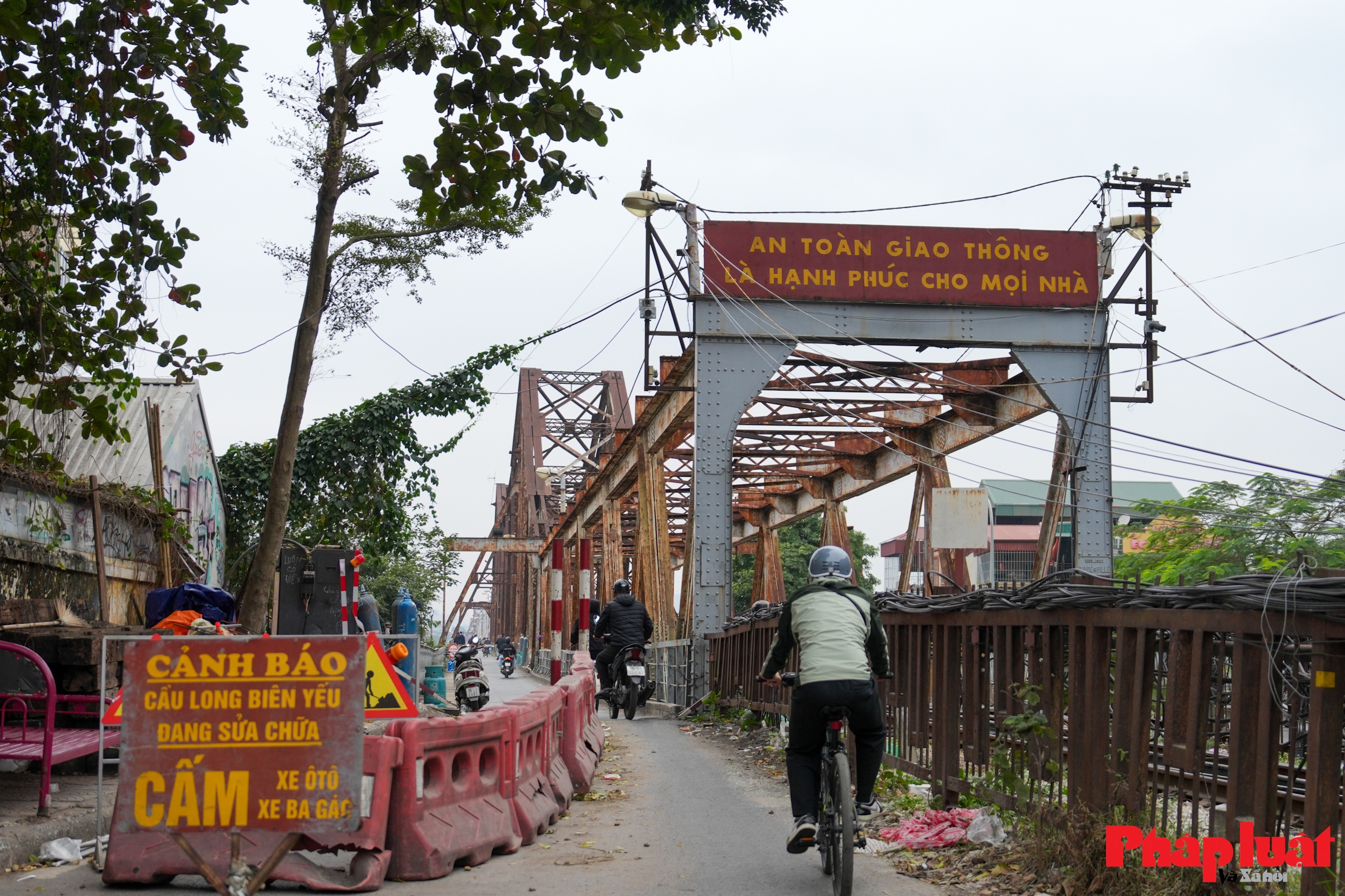 Cầu Long Biên chính thức lưu thông trở lại sau 61 ngày sửa chữa