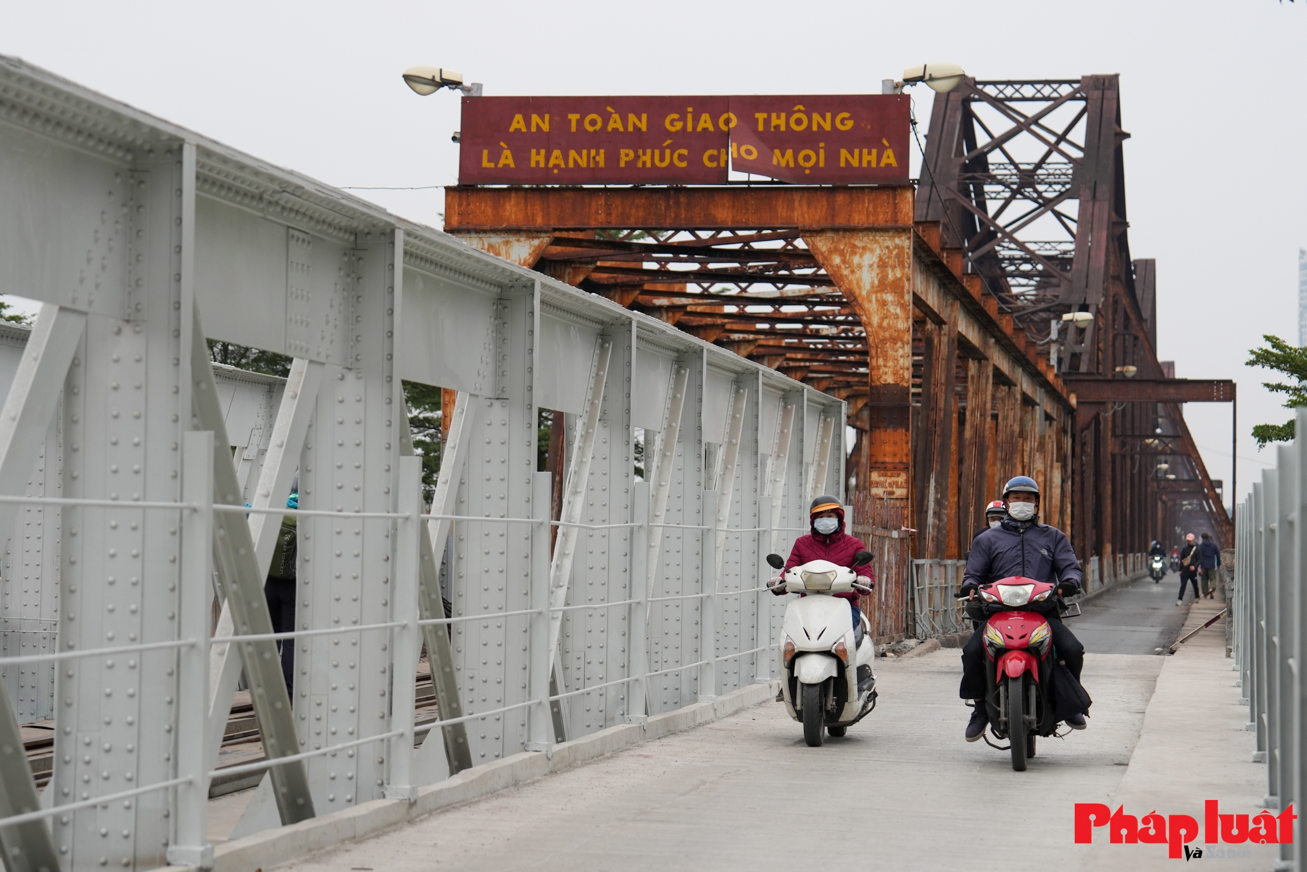 Cầu Long Biên chính thức lưu thông trở lại sau 61 ngày sửa chữa