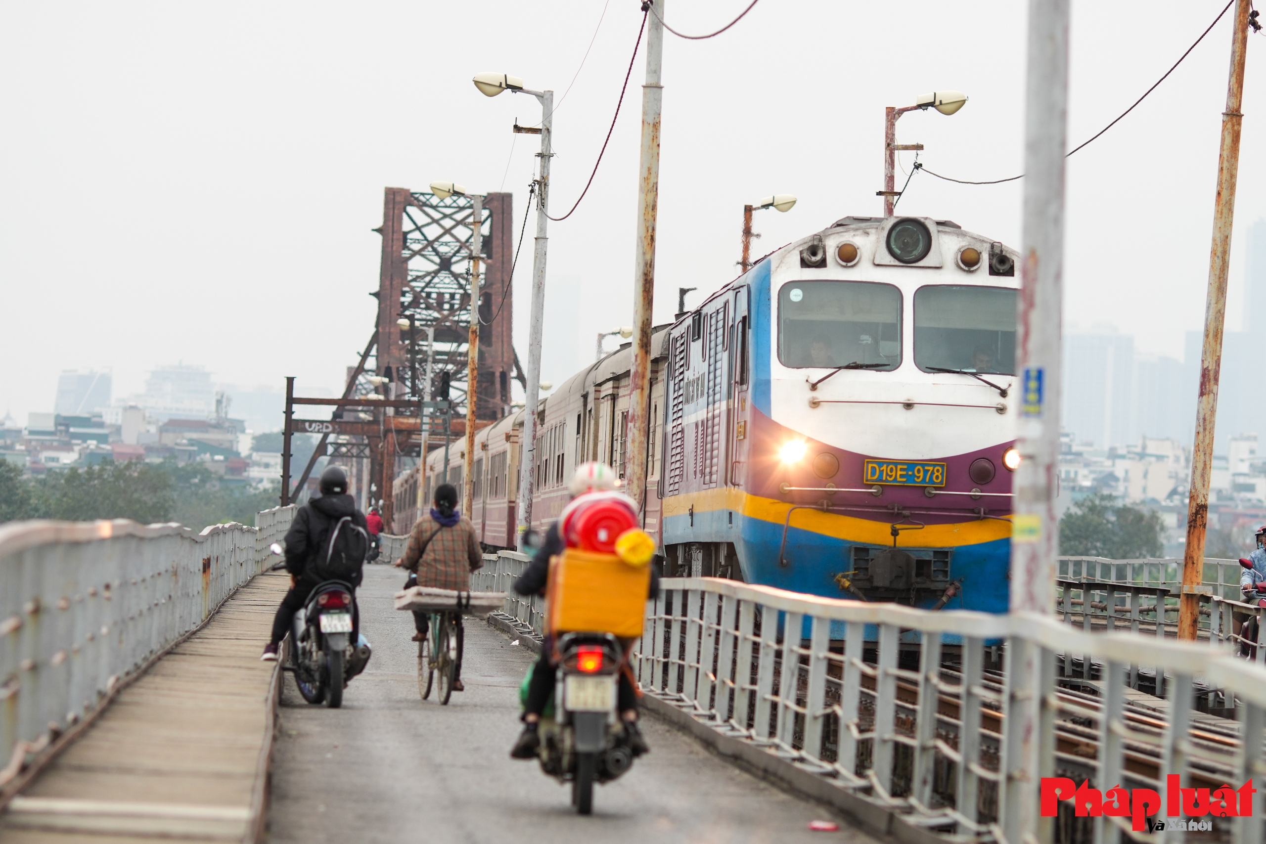 Cầu Long Biên chính thức lưu thông trở lại sau 61 ngày sửa chữa