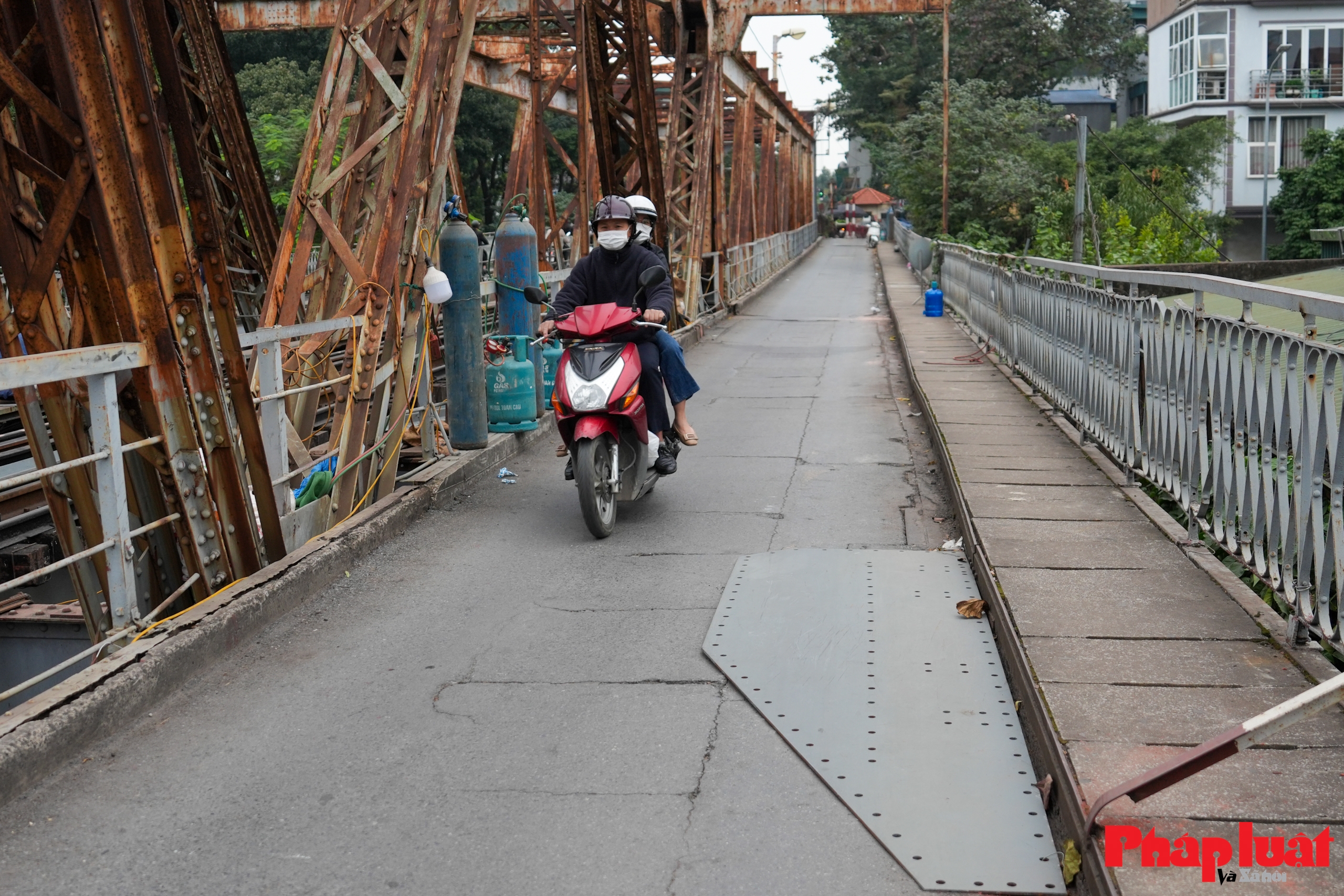 Cầu Long Biên chính thức lưu thông trở lại sau 61 ngày sửa chữa