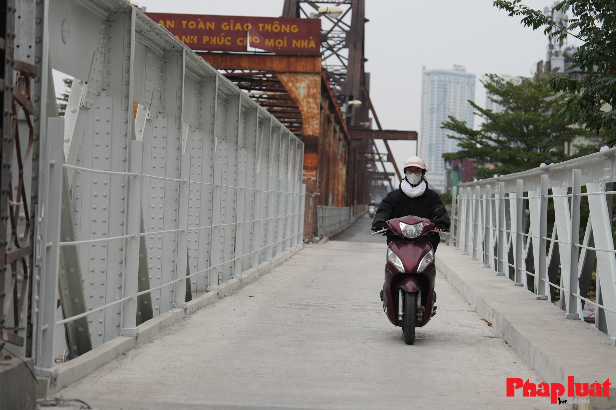 Cầu Long Biên chính thức lưu thông trở lại sau 61 ngày sửa chữa