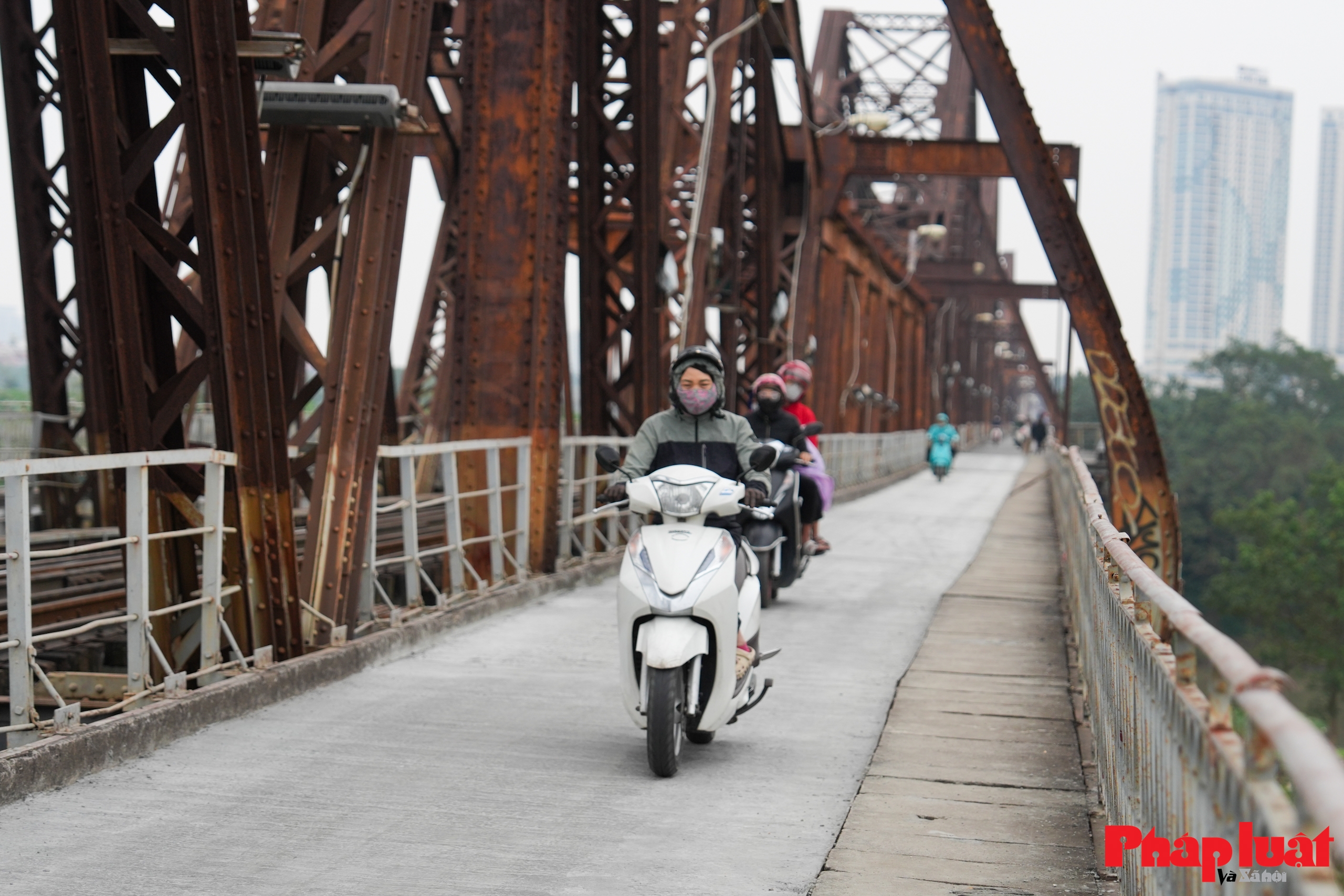 Cầu Long Biên chính thức lưu thông trở lại sau 61 ngày sửa chữa