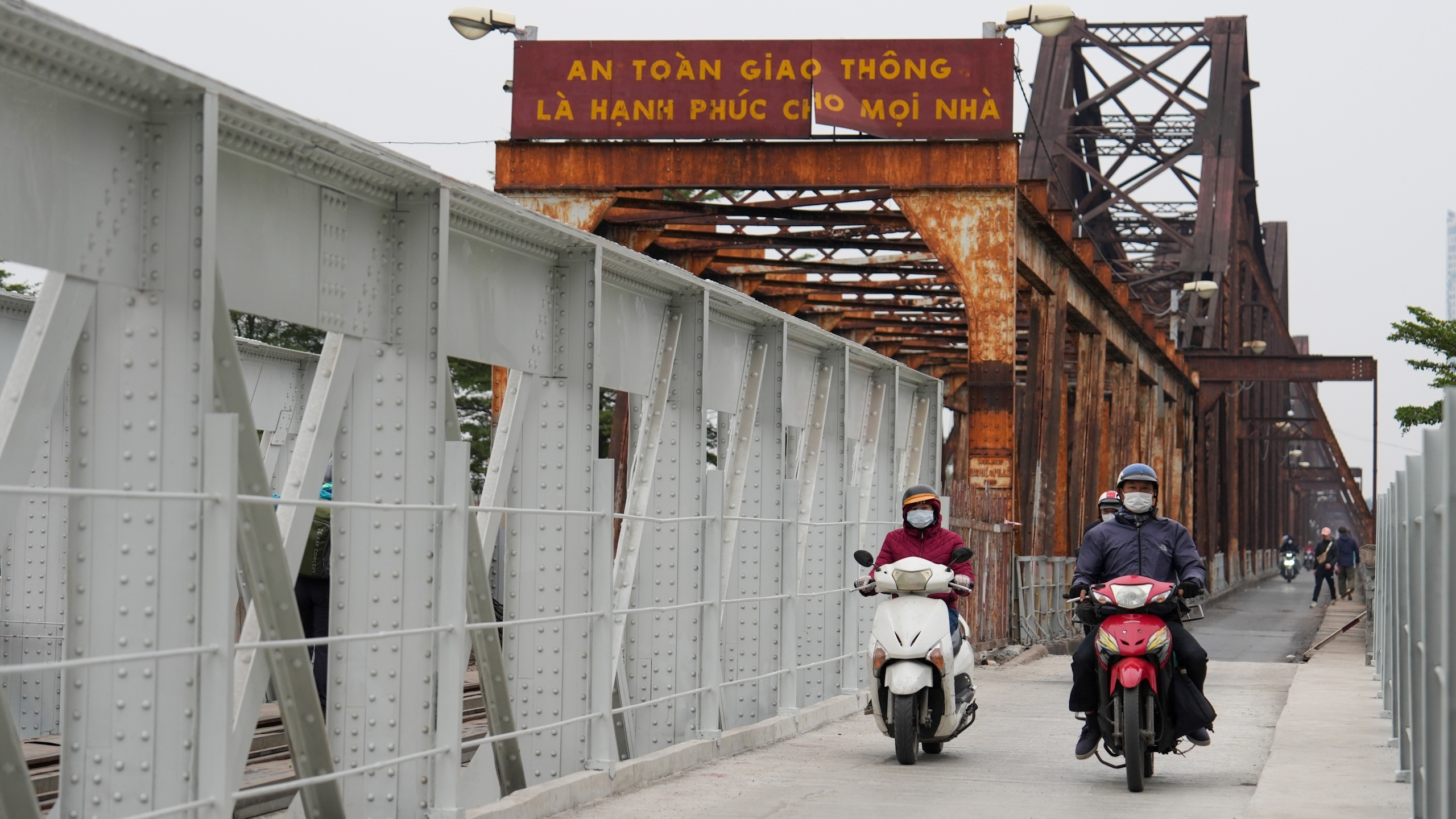 Cầu Long Biên chính thức lưu thông trở lại sau 61 ngày sửa chữa