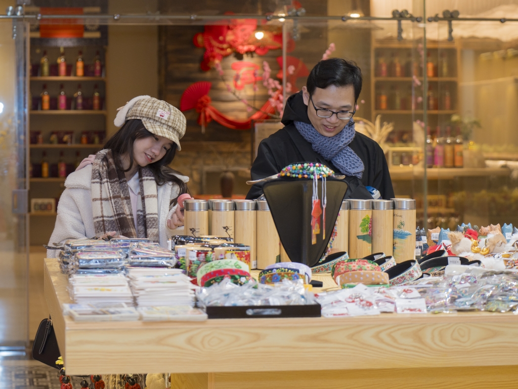 Du khách thích thú chọn quà tại không gian lưu niệm Art Souvenir vừa ra mắt ở Sun Plaza.