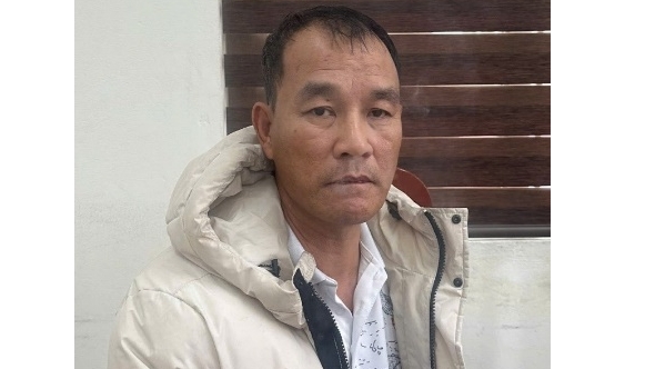 Người đàn ông vào chùa tham quan rồi làm chuyện thất đức