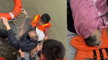 Cứu người đàn ông nhảy cầu Vĩnh Tuy giữa trời giá rét