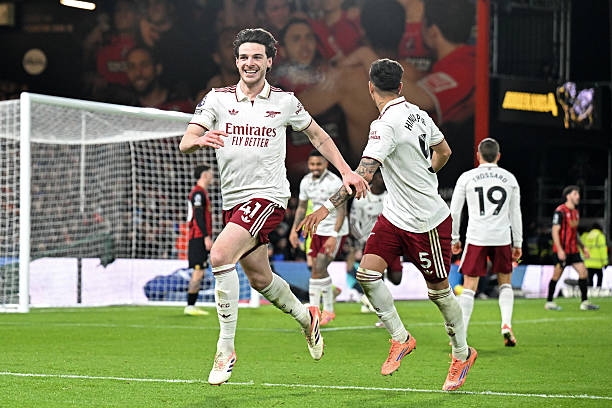 Arsenal ngược dòng hạ Bournemouth, nới rộng khoảng cách với Man City