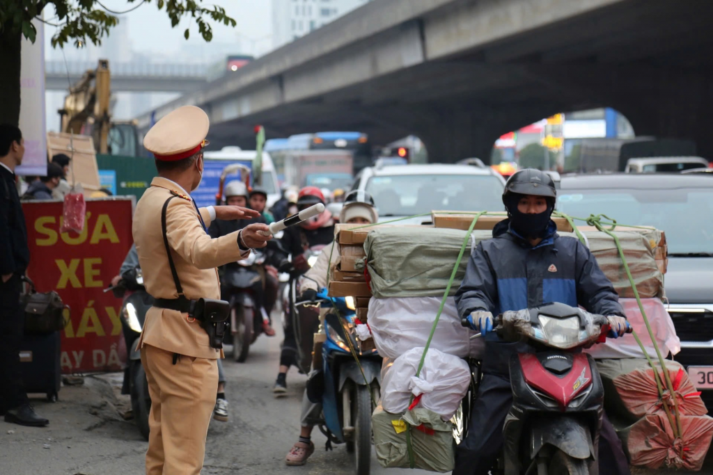 Người dân chủ động thời gian, lộ trình khi quay trở lại Thủ đô sau kỳ nghỉ Tết Dương lịch