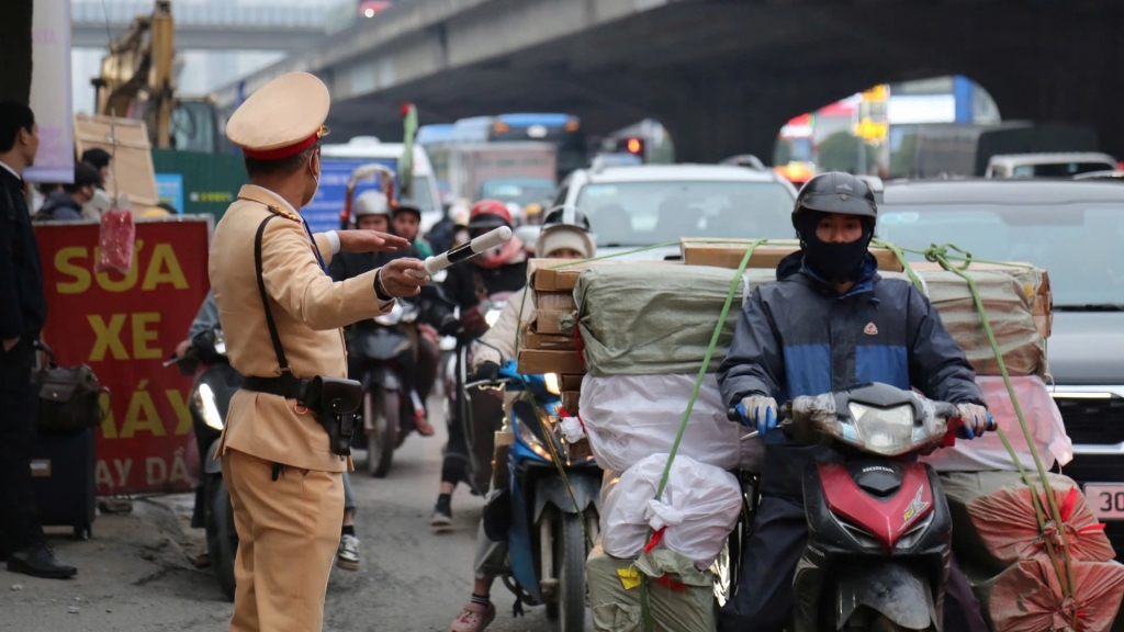 Người dân chủ động thời gian, lộ trình khi quay trở lại Thủ đô sau kỳ nghỉ Tết Dương lịch