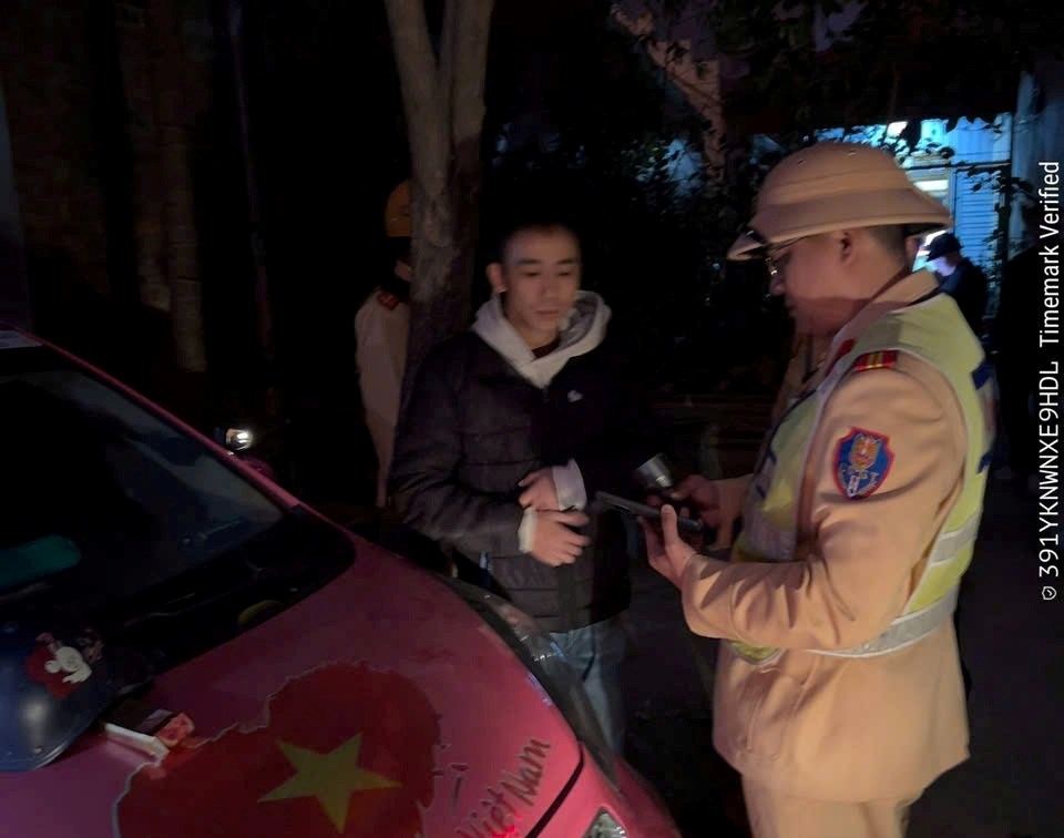 Nam thanh niên vi phạm nồng độ cồn và ma tuý bỏ chạy khi gặp Công an