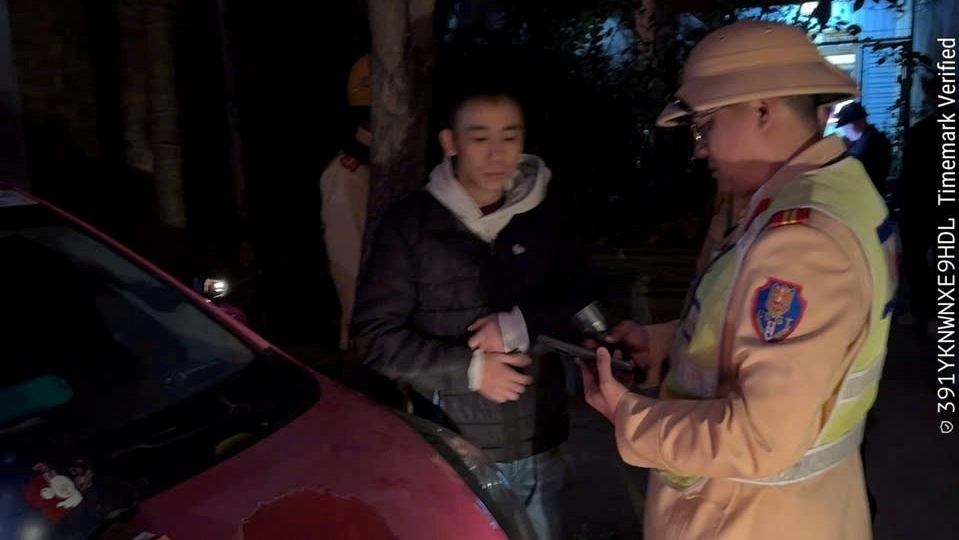 Nam thanh niên vi phạm nồng độ cồn và ma tuý bỏ chạy khi gặp Công an