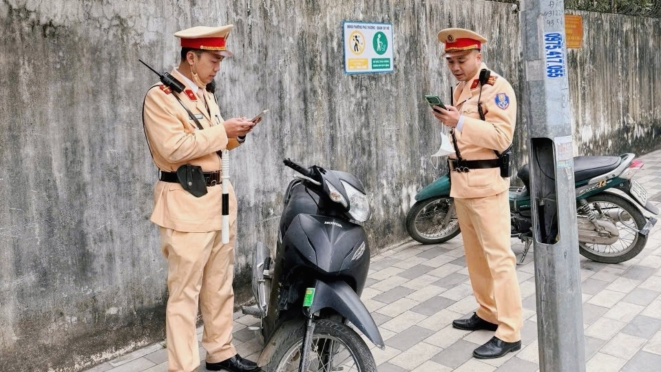 Từ việc 2 nam thanh niên bất ngờ bỏ chạy khi gặp Cảnh sát giao thông