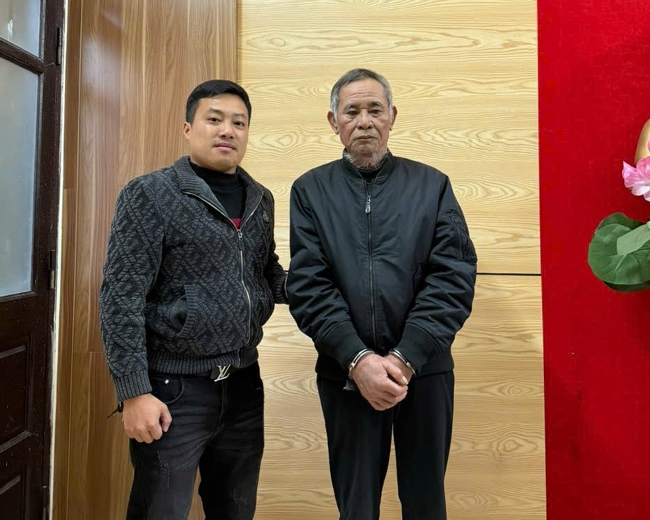 Đối tượng Dương Văn Toàn di lý về Văn phòng cơ quan CSĐT. Đối tượng Dương Văn Toàn di lý về Văn phòng cơ quan CSĐT.