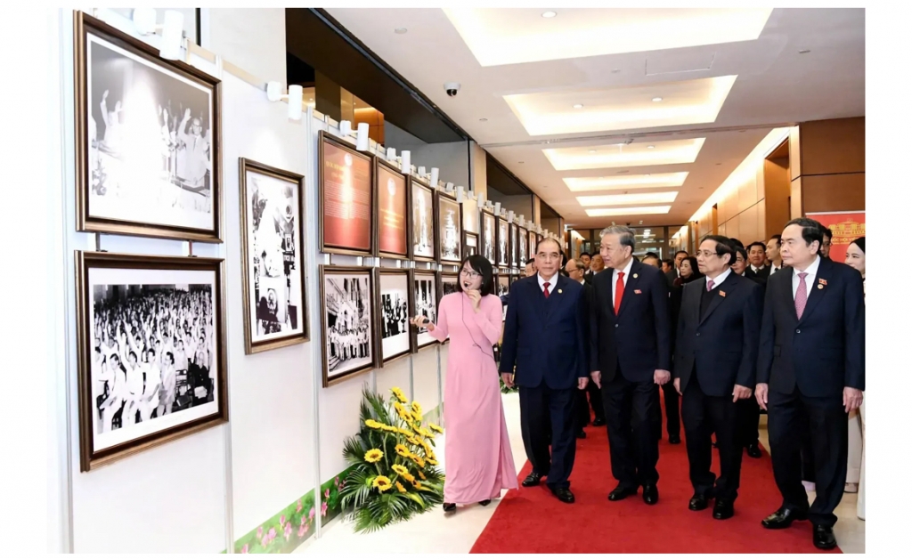 Tổng Bí thư Tô Lâm cùng các đồng chí lãnh đạo, nguyên lãnh đạo Đảng, Nhà nước và đại biểu Quốc hội đã tham quan không gian triển lãm “Quốc hội Việt Nam - 80 năm đồng hành cùng dân tộc” diễn ra trong khuôn khổ Lễ Kỷ niệm 80 năm Ngày Tổng tuyển cử đầu tiên bầu Quốc hội Việt Nam (06/01/1946 – 06/01/2026). Ảnh: Phạm Thắng