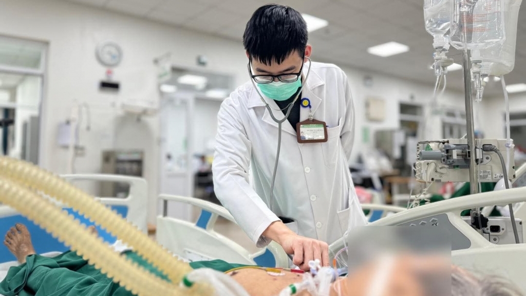 Bỏ dở điều trị lao phổi, bệnh nhân 73 tuổi suy hô hấp nặng, tổn thương phổi không hồi phục