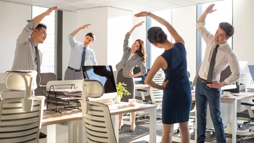 5–10 phút giãn cơ mỗi ngày giúp dân văn phòng “cải thiện” cột sống và tim mạch