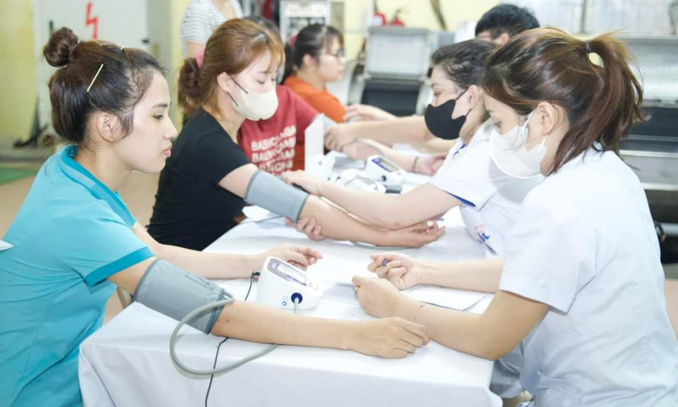 Hướng dẫn khám sức khoẻ cho người lao động trước khi bố trí làm việc. Ảnh minh họa