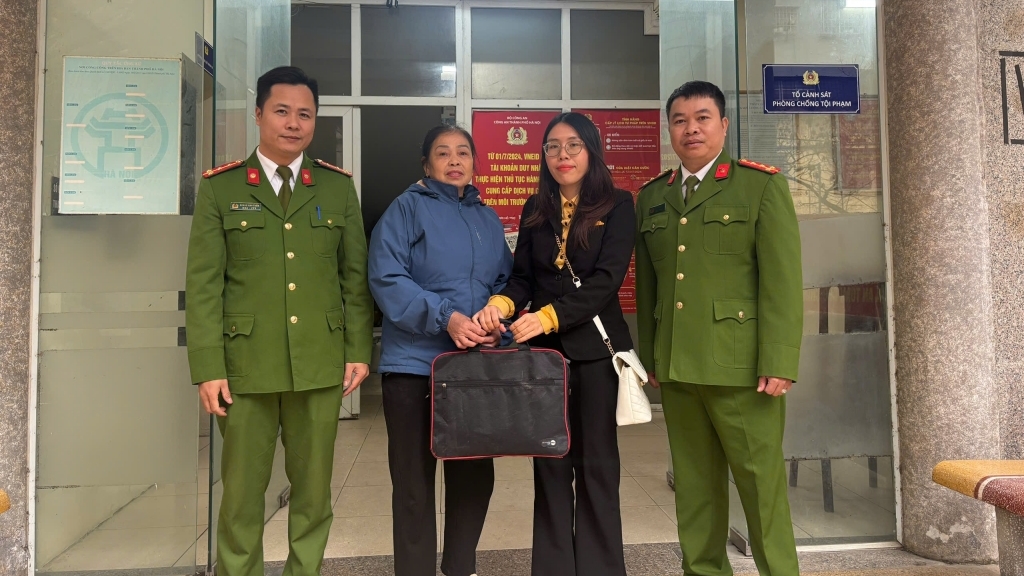 Tìm được chủ nhân của túi xách bên trong có 8 chỉ vàng