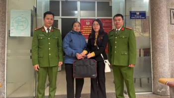 Tìm được chủ nhân của túi xách bên trong có 8 chỉ vàng