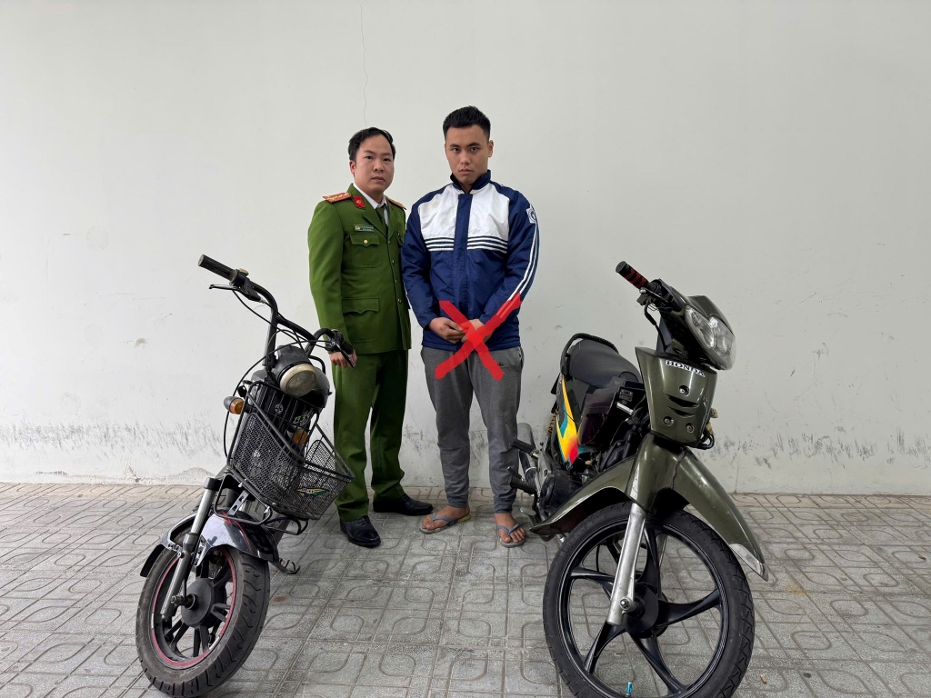 Đối tượng Lê Đức Trường và tang vật thu hồi. Ảnh: CQCA