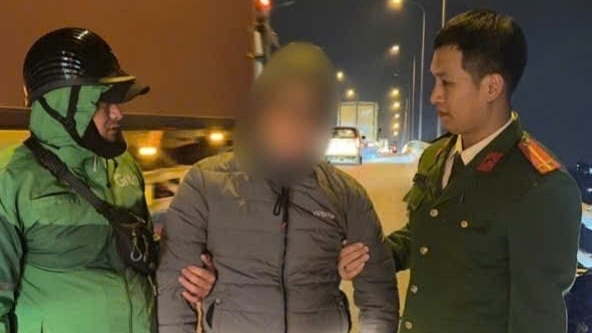 Kịp thời ngăn chặn nam thanh niên định nhảy cầu tự tử lúc nửa đêm