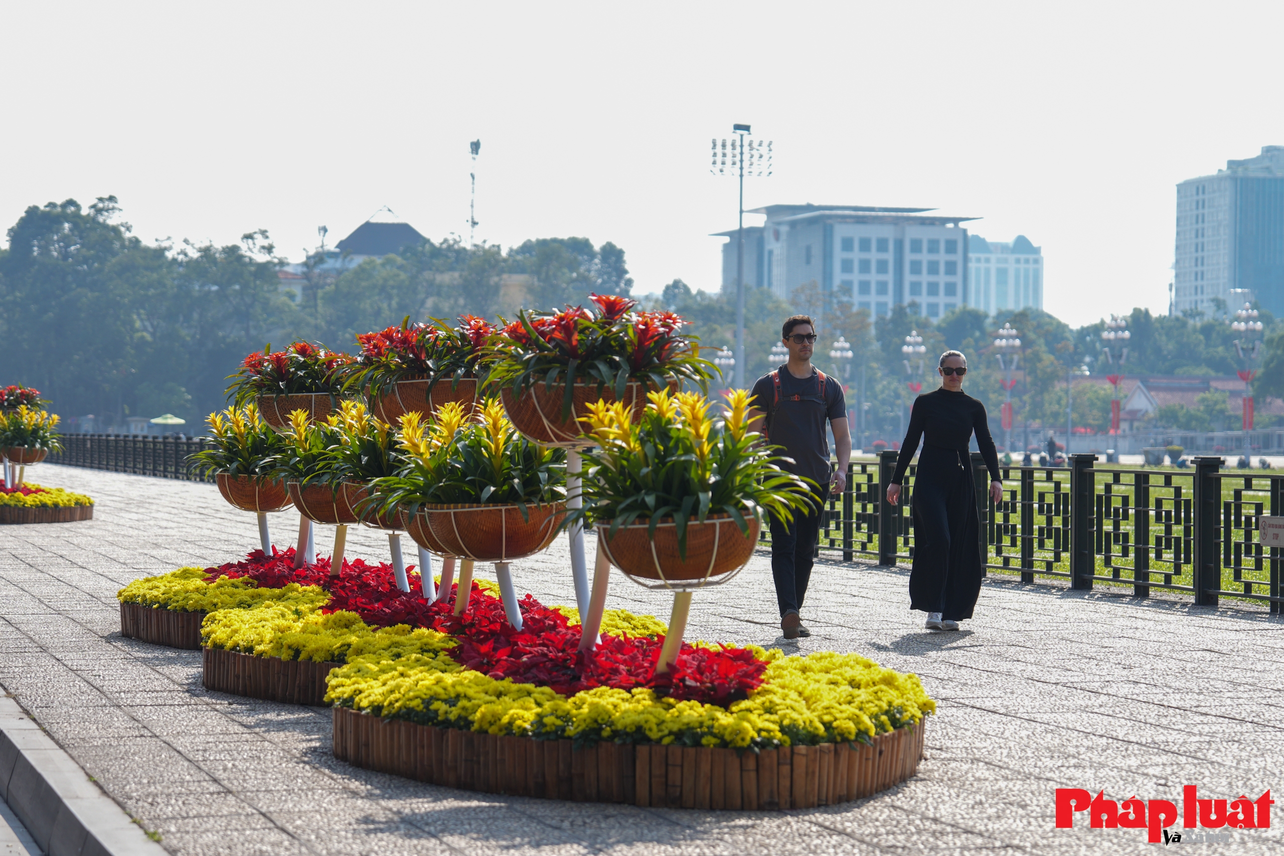 Thủ đô Hà Nội rực rỡ cờ hoa chào mừng Đại hội Đảng toàn quốc lần thứ XIV