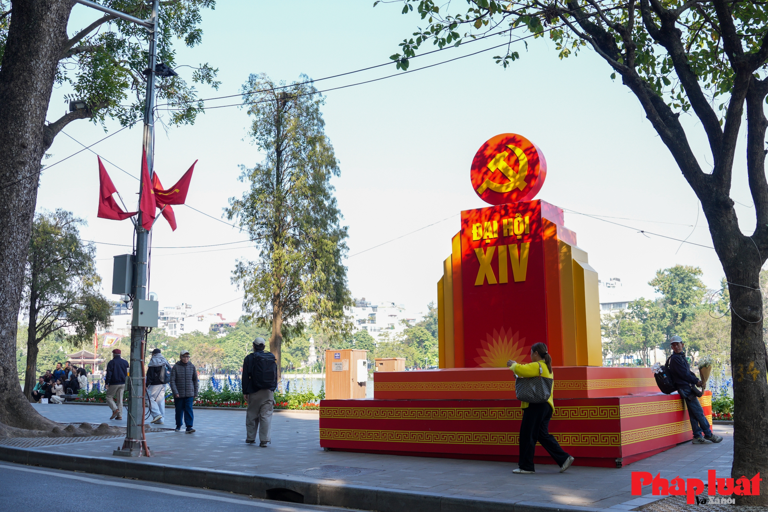 Thủ đô Hà Nội rực rỡ cờ hoa chào mừng Đại hội Đảng toàn quốc lần thứ XIV